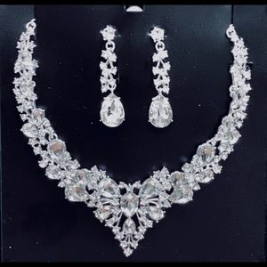 Gorgeous Crystal V-Shape Necklace & Earrings!!!